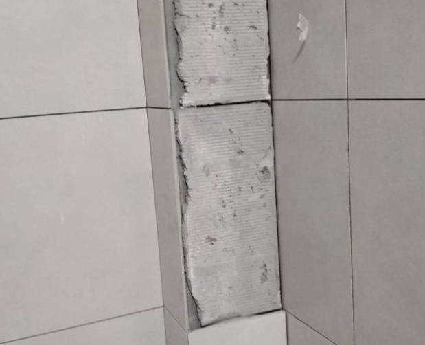 苍南瓷砖空鼓维修公司分享下瓷砖施工前基层浇水润湿程度不足，可能导致以下问题